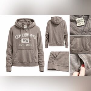 Leavenworth Washington Hoodie Vintage Distressed Pullover Souvenir Sweatshirt, M